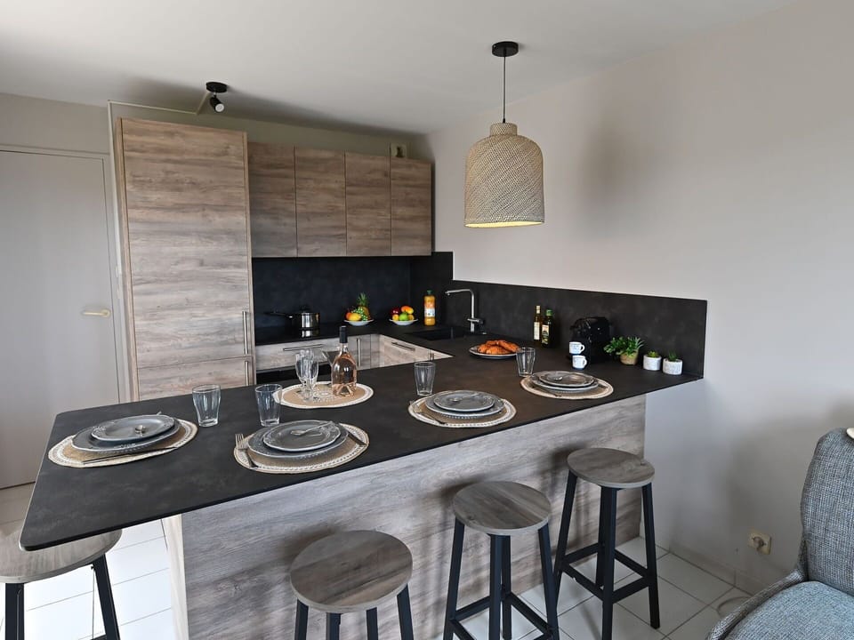 Table, Furniture, Building, Wood, Tableware, Flooring, Interior Design, Floor, Kitchen