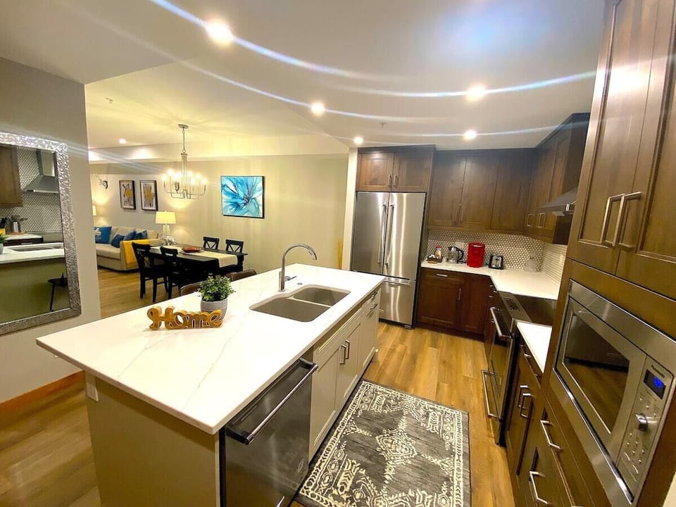 Entrance area and full kitchen with high end appliances and supplies 