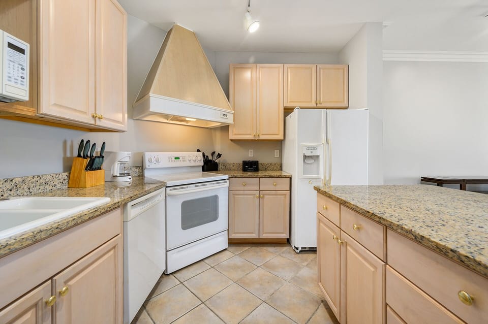 This fully equipped kitchen makes meal time a breeze!