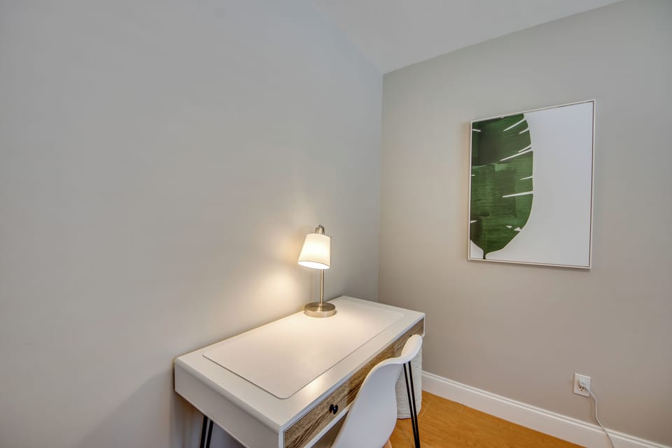 Queen bed guest room workstation