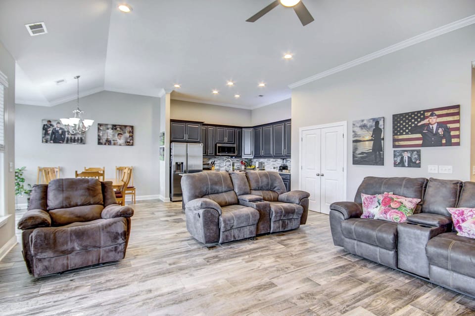 Living Room | Smart TV | Central A/C & Heating | Free WiFi