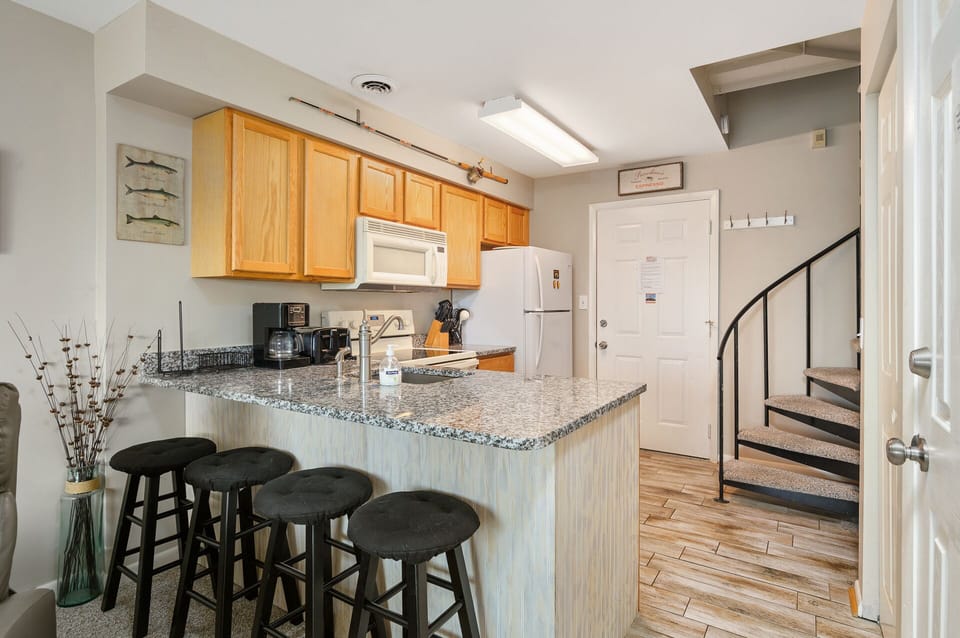 Seating for 4 at the breakfast bar