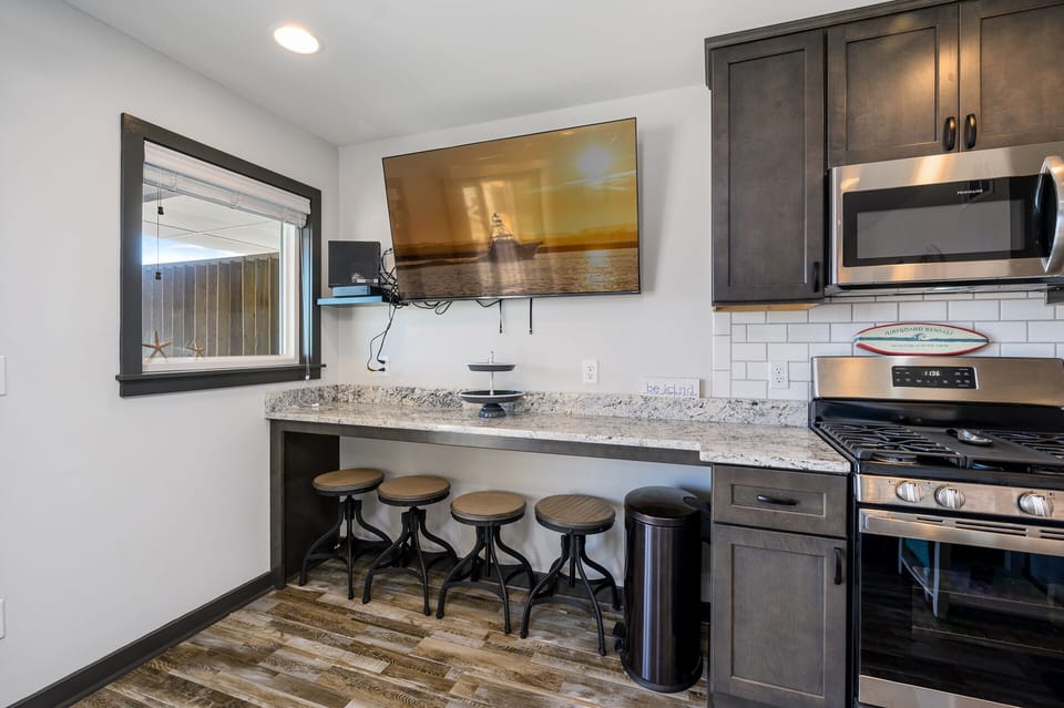 Grab a quick bite before hitting the beach at the breakfast bar!
