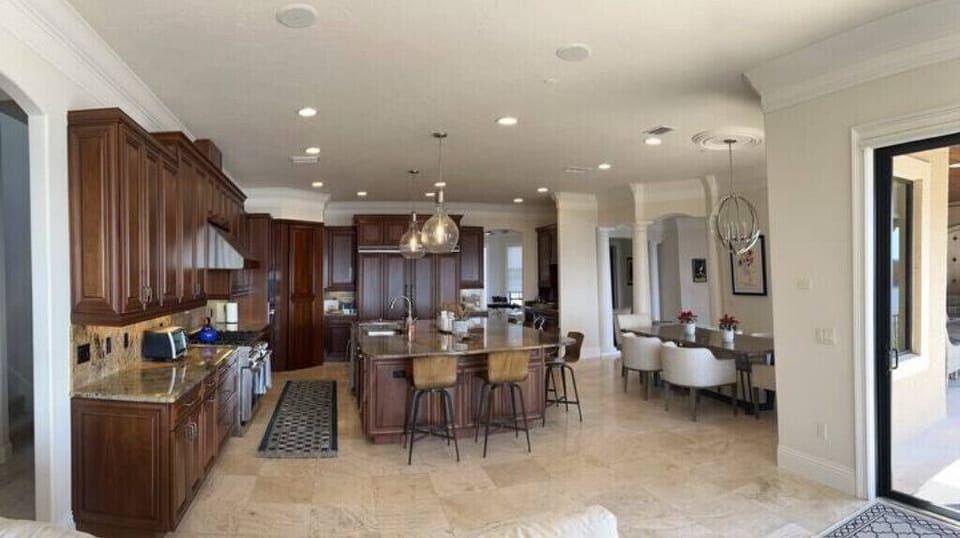 Thermador gas stovetop & 2 ovens. Bosch dishwasher. Miele coffee/espresso maker.