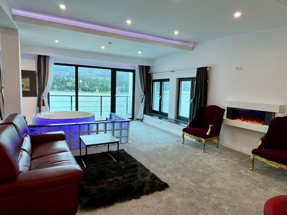 7. Deluxe Apartment with Hot Tub next to the lake