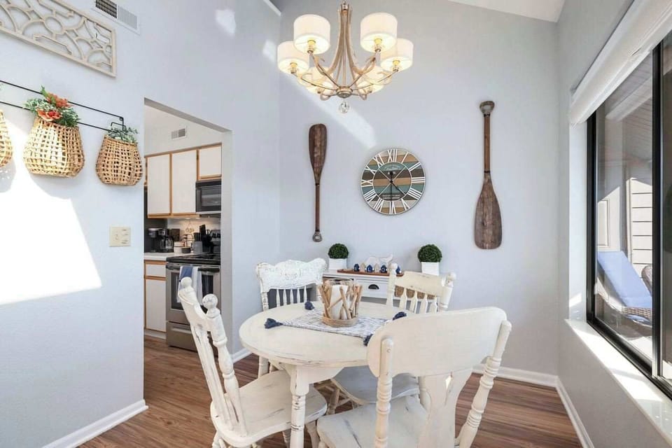 Dining area w/ view of the lake