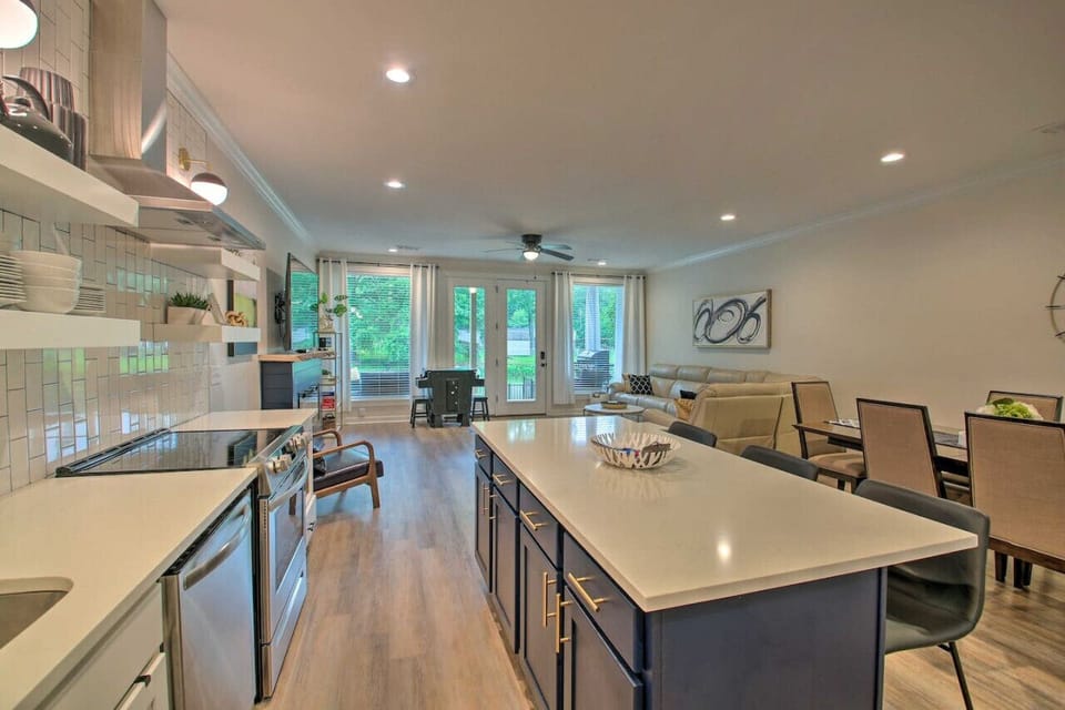 Open layout with natural light and plenty of seating – ideal for entertaining