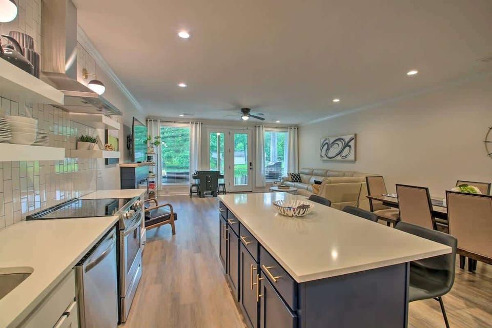 Open layout with natural light and plenty of seating – ideal for entertaining