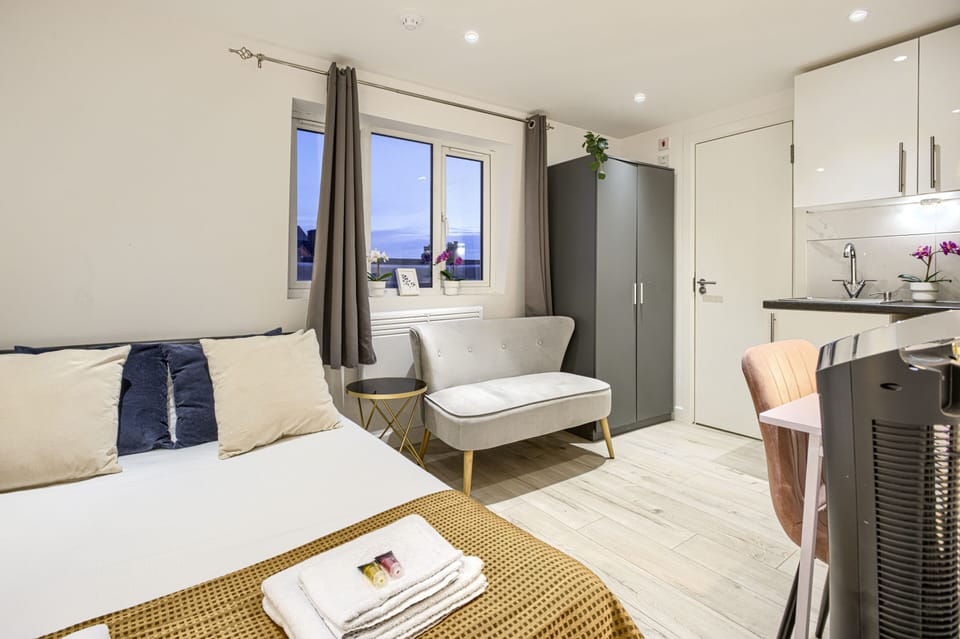  Studio-Deluxe-Ensuite-City view-9