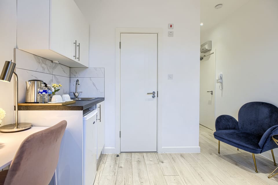 Studio-Deluxe-Ensuite-Street View-7