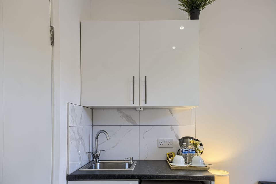 Studio-Deluxe-Ensuite-City view-10