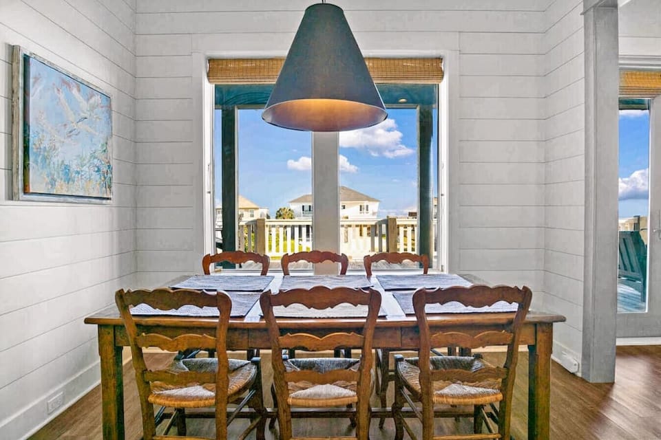 Meals come with views of the Gulf.