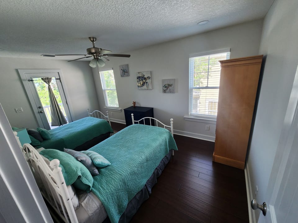 2nd floor bedroom with 2 twin beds