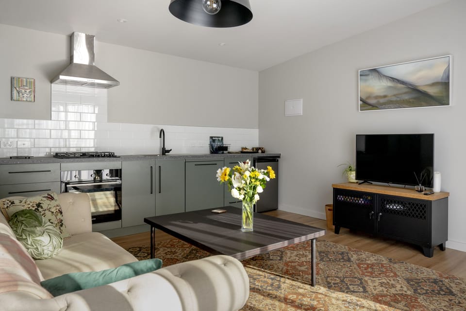 Full Kitchen and lounge area.   Gas Hob, Dishwasher, Microwave and small fridge.