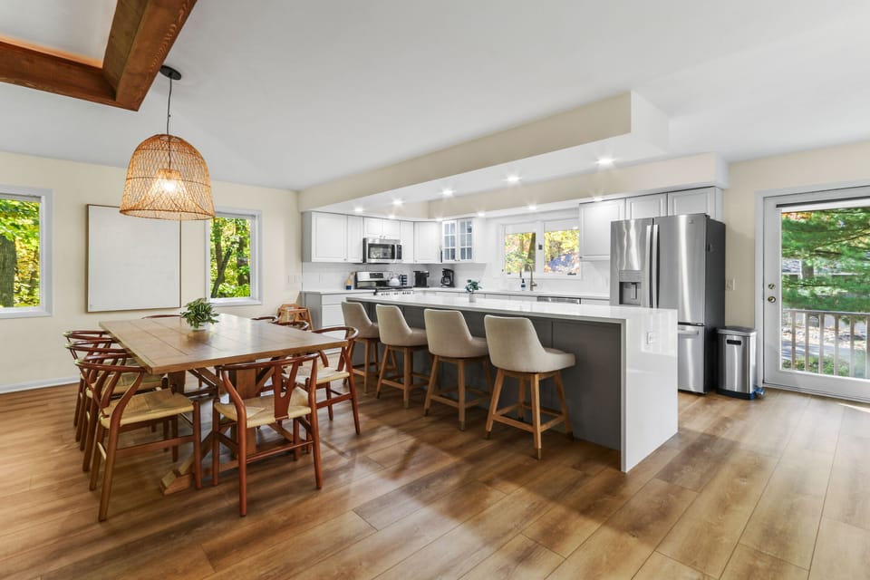 Kitchen/dining combo