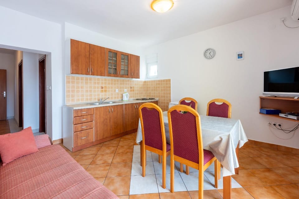 Kitchen - dining area - sofa bed for 1 person