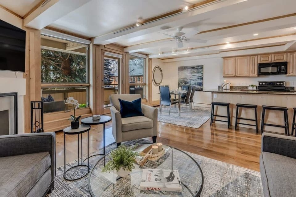 Spacious living room 