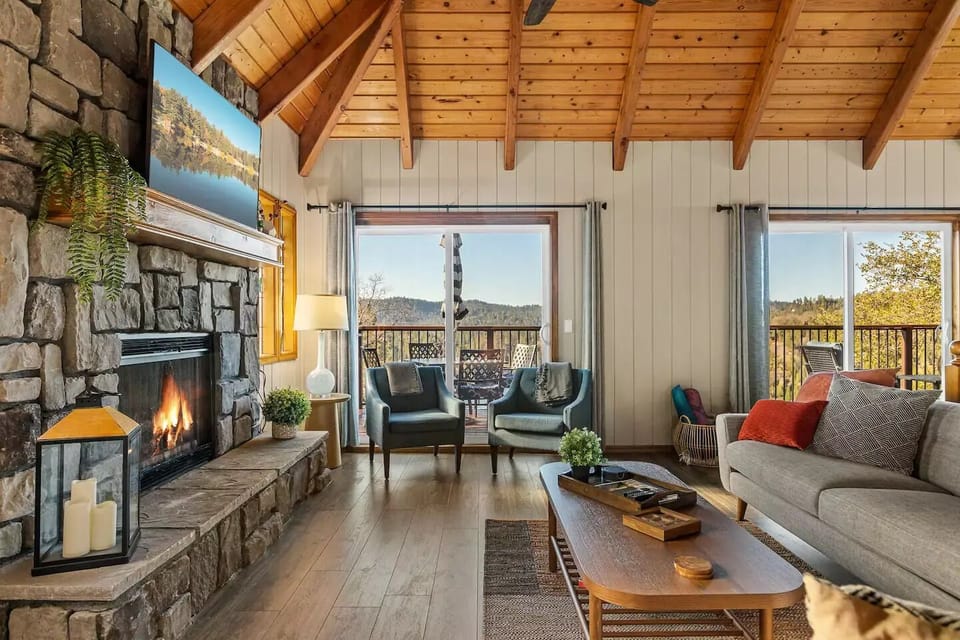 Cozy up to the gas fireplace nad smart TV. Mountain and lake views. 