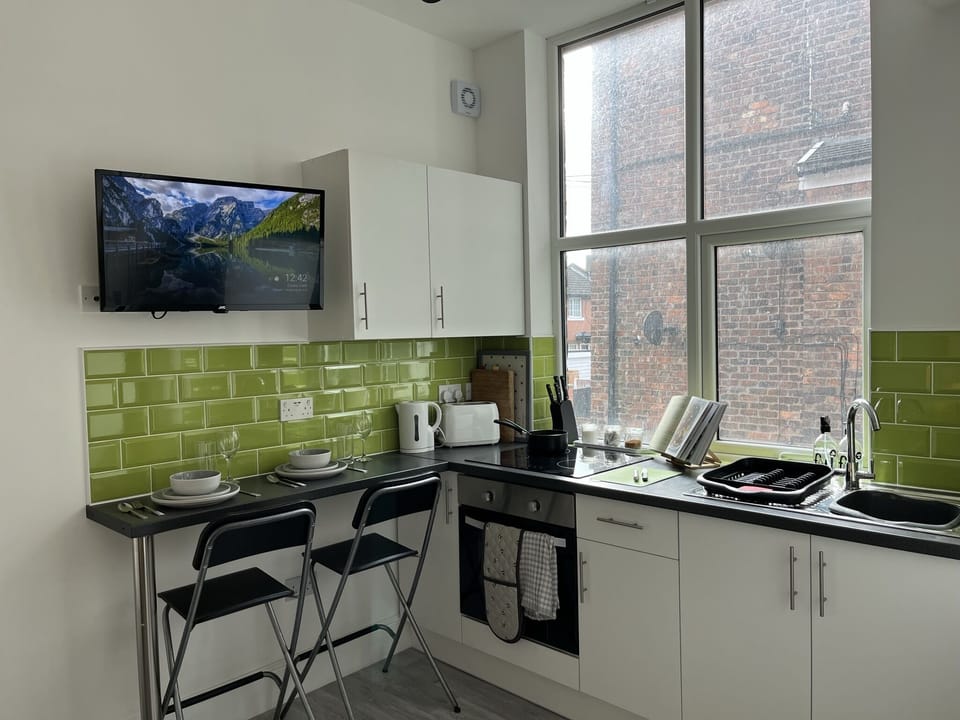 Studio 4 - Fully equipped kitchen with dining area and smart TV