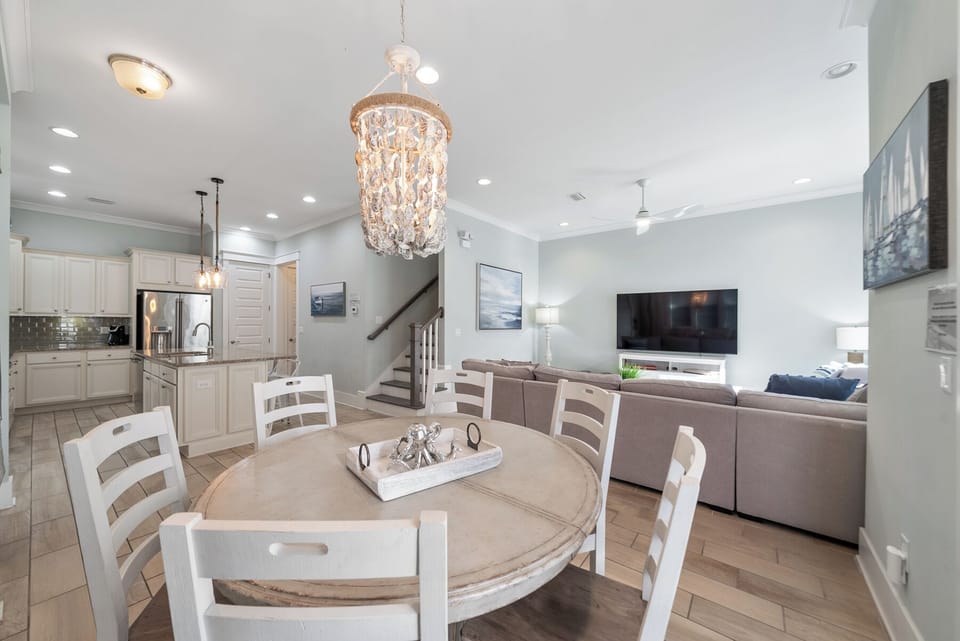 Dining Area- Seating for 6 at table and 4 at the kitchen island