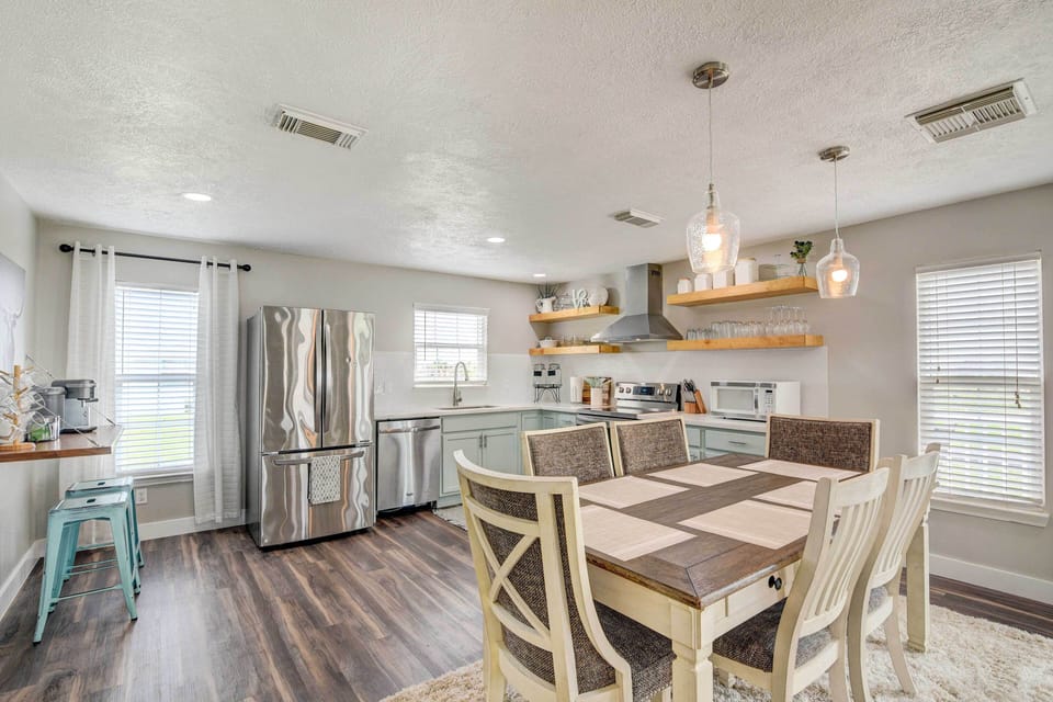 Dining Area | Main Level | High Chair