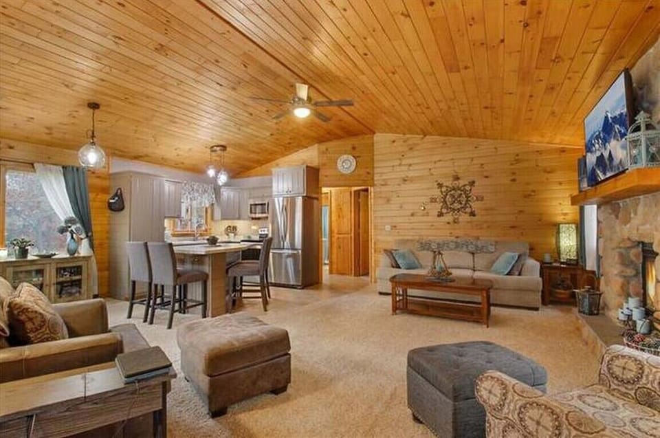 Beautiful Cozy Cabin with Pine Tongue and Groove