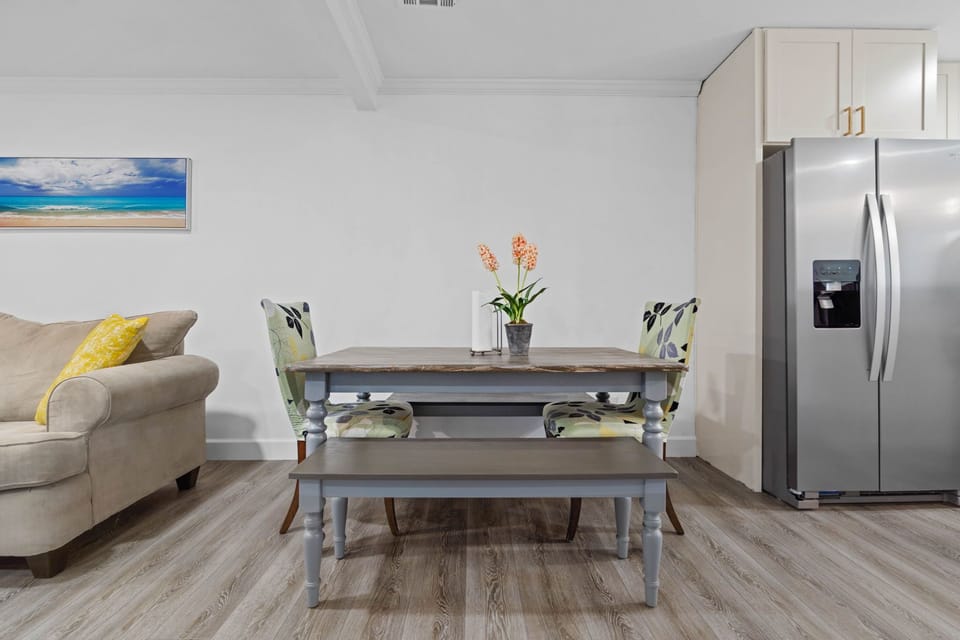 Dinning table fits 6-7 people 