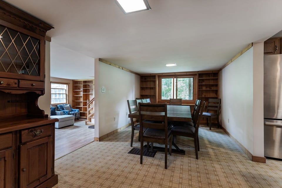 Dining room with seating for 14 guests.