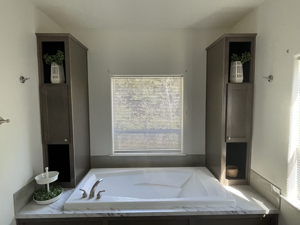Tub in master bathroom that also includes separate shower area, Towels incld.
