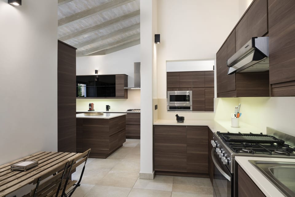 Fully equipped service kitchen 