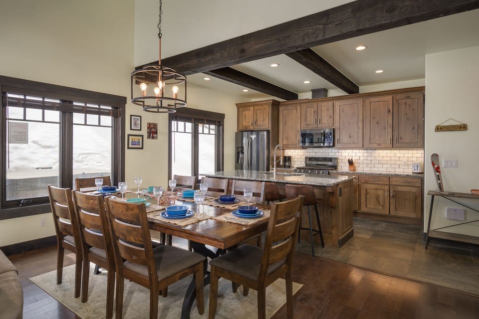 Dining Area with Seating for 8 People