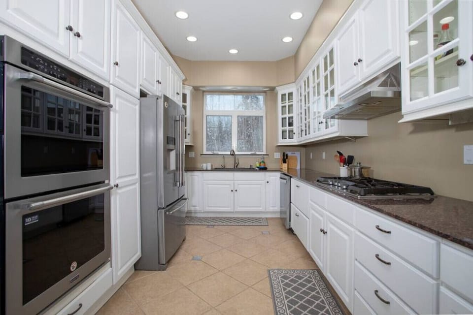 Gourmet Kitchen with Luxury Appliance