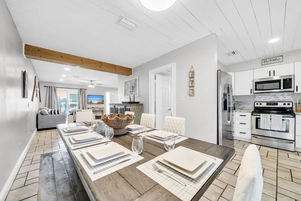 Dining Area | Dishware & Flatware Provided