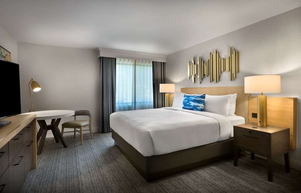 Unit with 1 King size bed. Exact unit will be assigned upon arrival. Views, colors and decor may vary.