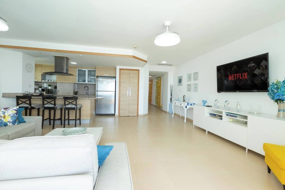 Living room with AC, Smart tv, access to the full kitchen 