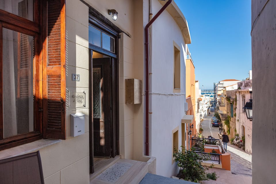 The alley where the house is located