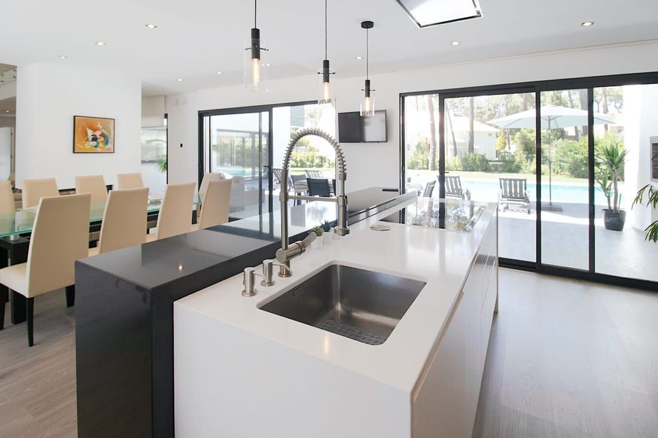 Modern open-plan kitchen with island and dining area — Villa Alfazema IV, holiday villa in Herdade de Aroeira