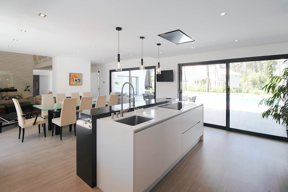 Modern open-plan kitchen with island and dining area — Villa Alfazema IV, luxury holiday villa in Herdade de Aroeira
