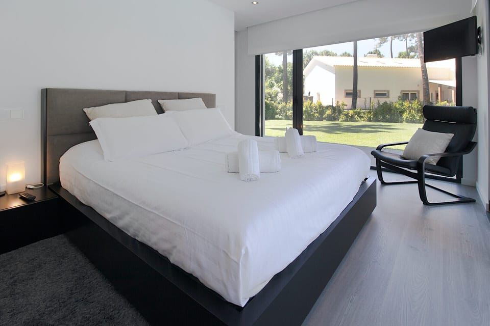 Spacious master bedroom with garden views — Villa Alfazema IV, luxury holiday villa in Herdade de Aroeira