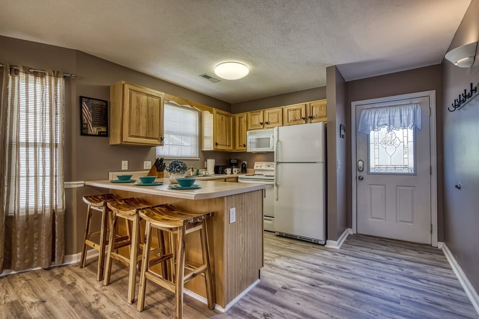 Pigeon Forge Cabin - "Shimmering Waters" - Fully furnished kitchen and bar area