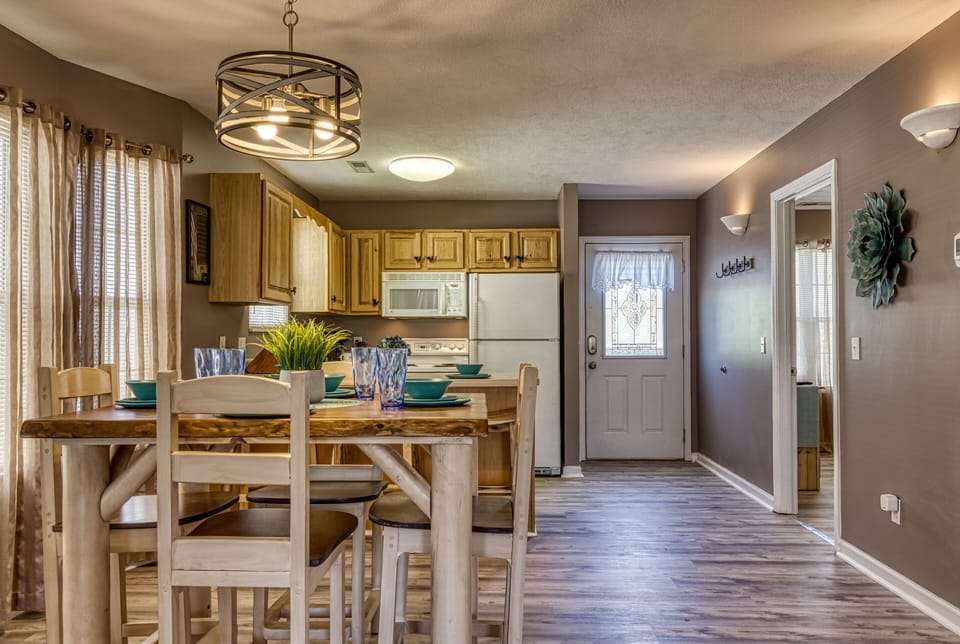Chalet in Pigeon Forge - "Shimmering Waters" - Dining area and kitchen