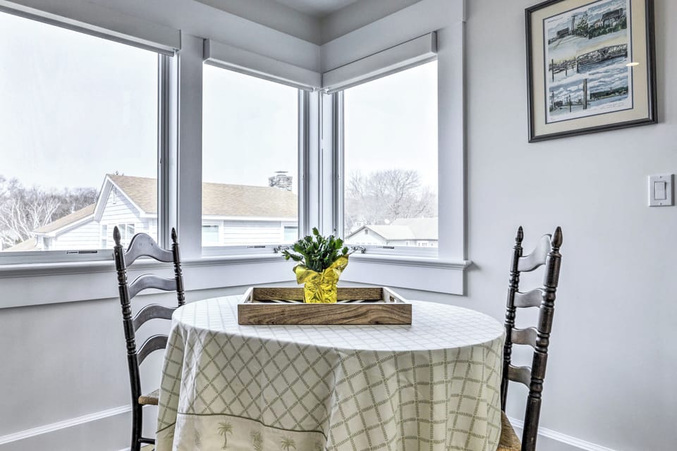 Dining Area | Dishware & Flatware Provided