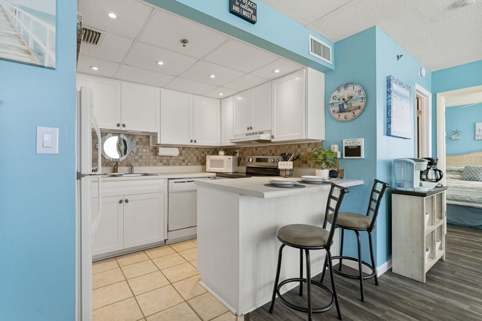 Fully stocked kitchen, crockpot, toaster, blender, refrigerator with ice maker