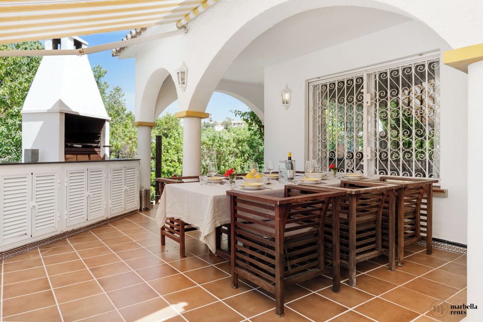 Outdoor dinning area.