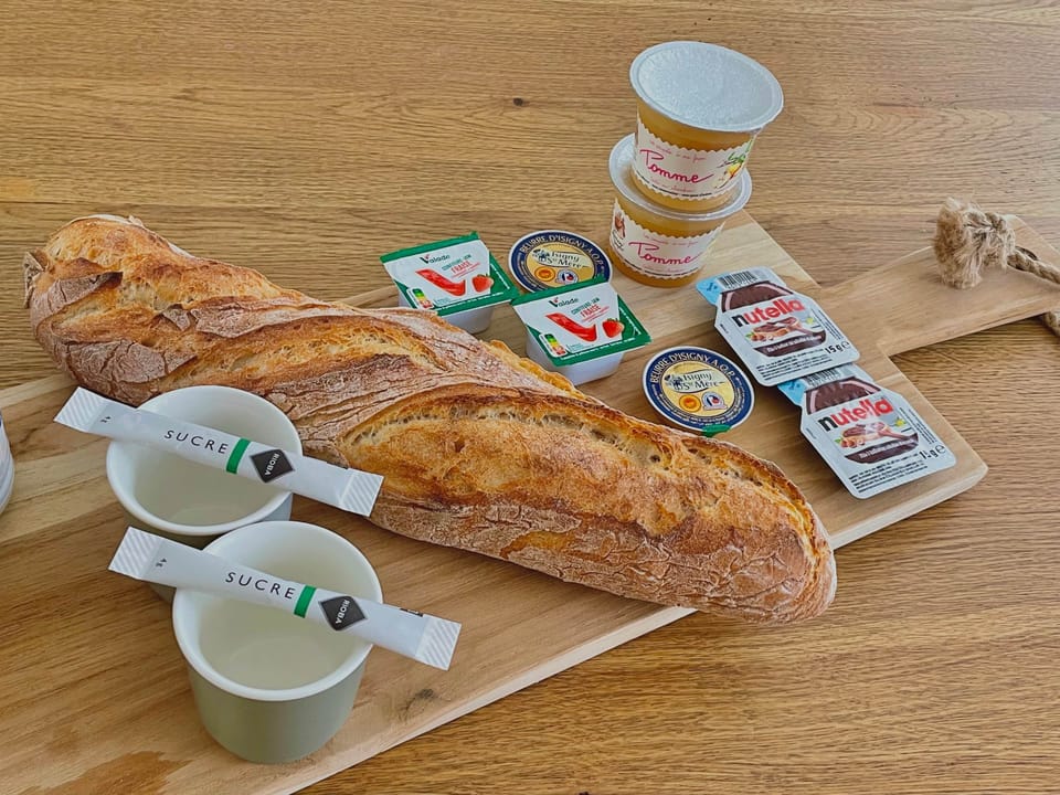 🥐 Breakfast available to order!