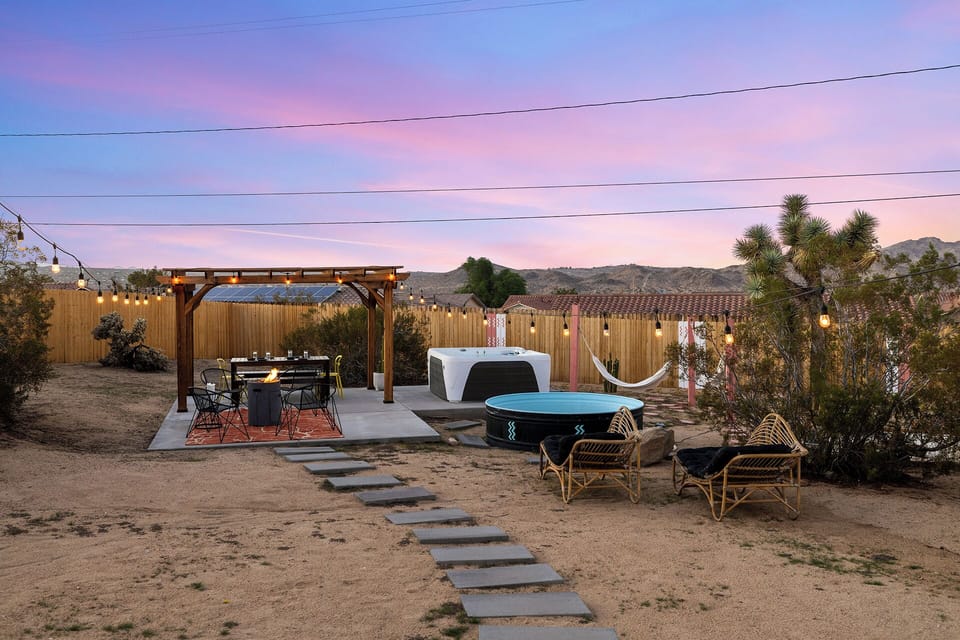 Relax, unwind and watch beautiful pink and purple sunsets in the backyard with amazing  mountain views!