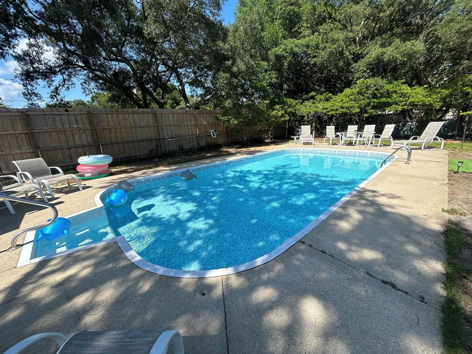Large NEW pool only 4.5 ft deep for your safety! 