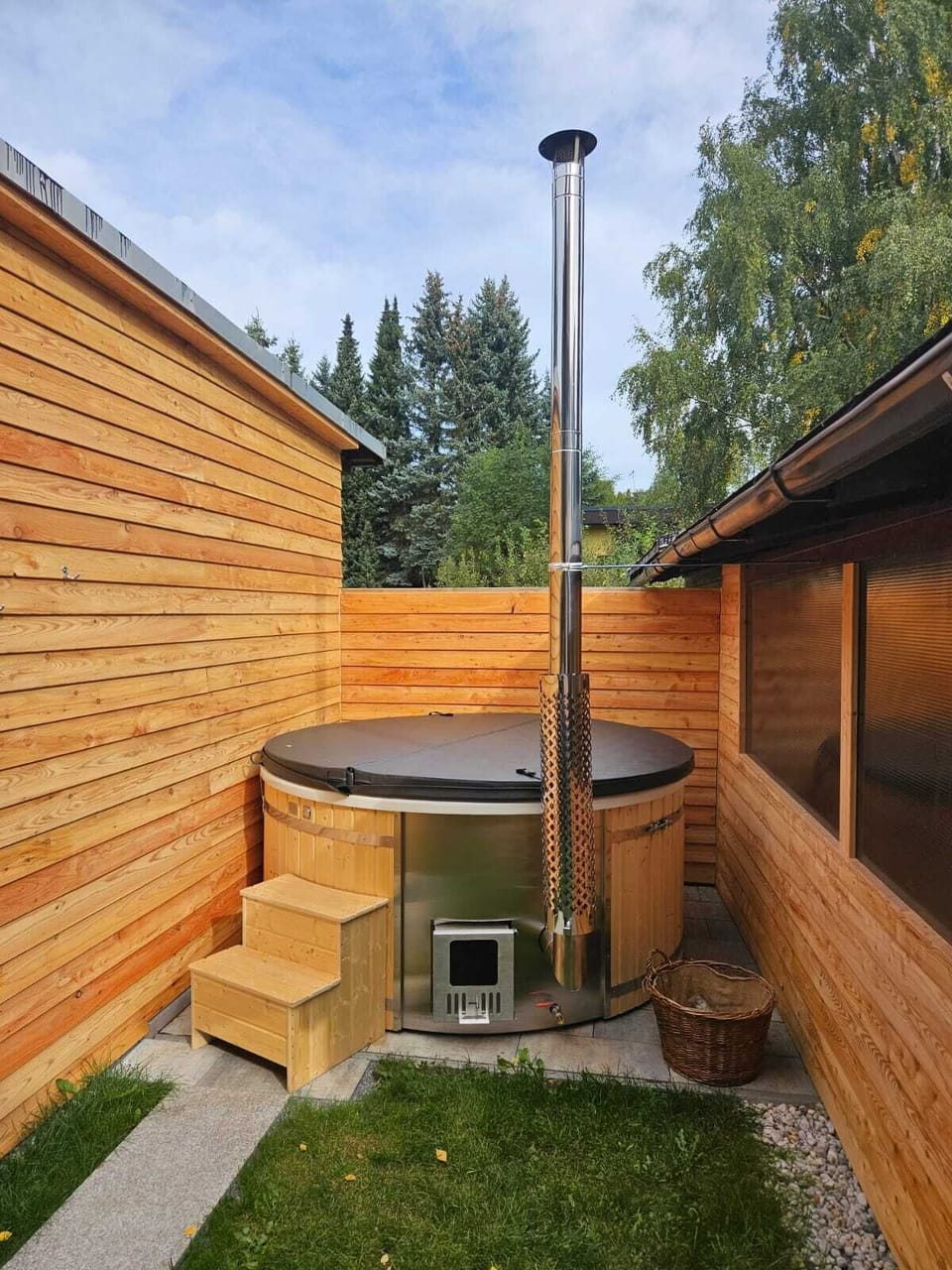 Outdoor spa tub