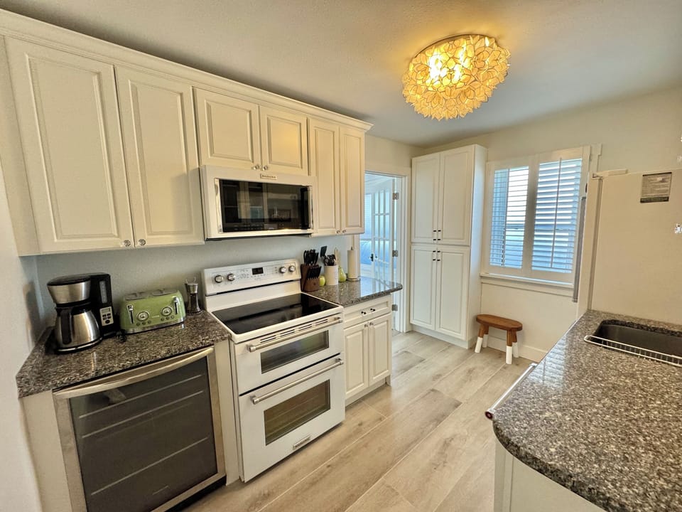 Fully equipped kitchen - wine cooler, toaster, blender, drip coffee maker, etc.