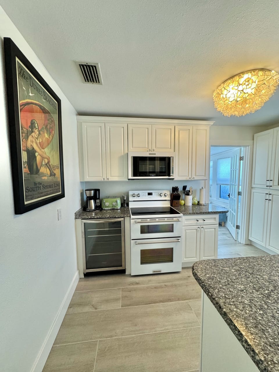 Fully equipped kitchen - wine cooler, toaster, blender, drip coffee maker, etc.